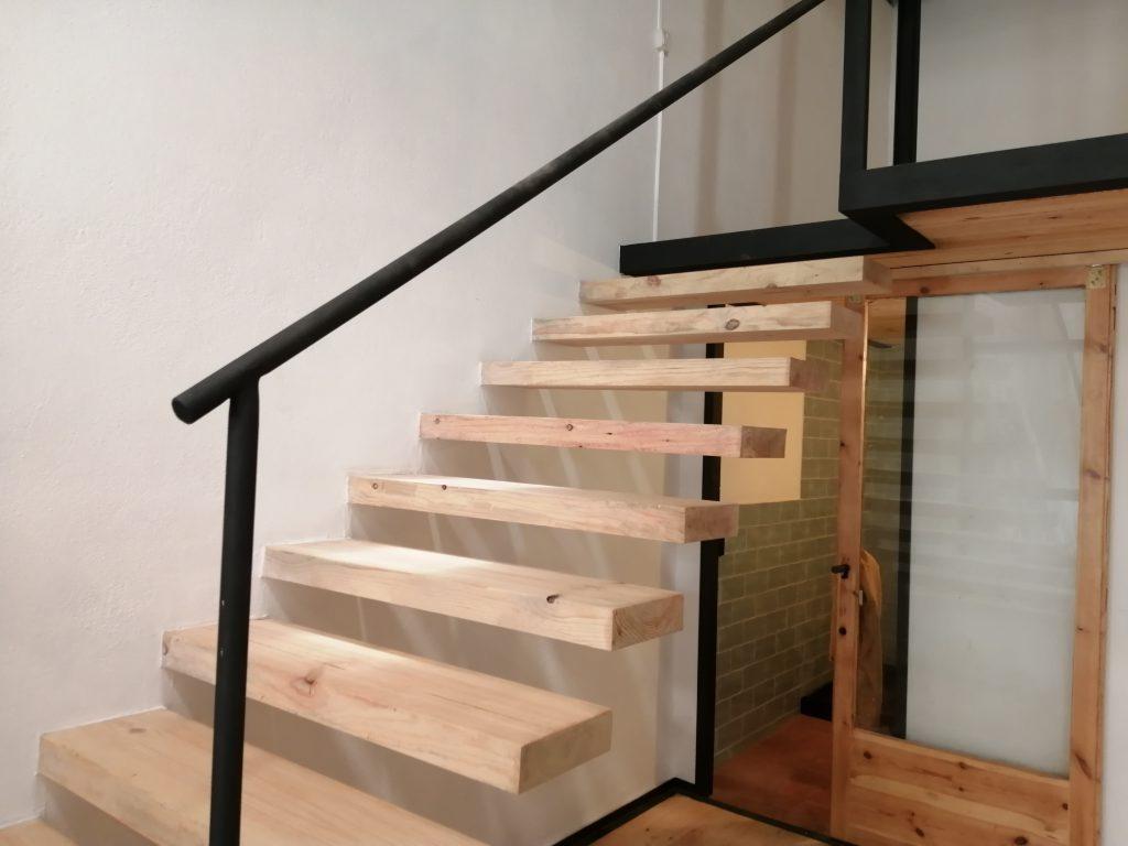Escalera de madera flotante